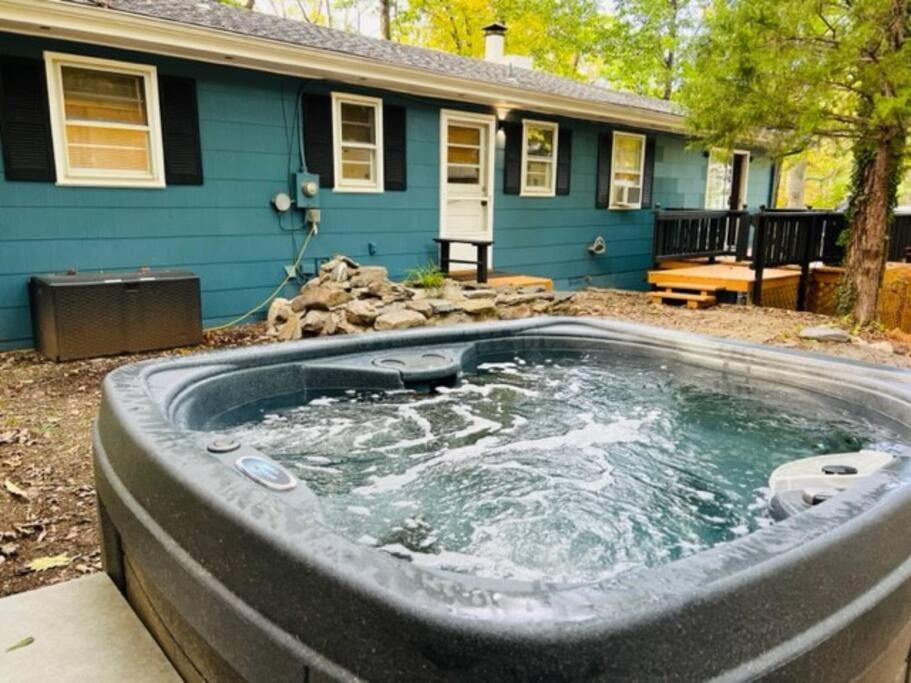 Mountain Lake Retreat - Hot Tub, Lake, Fire Pit, Wineries, Restaurant ハーパーズ・フェリー エクステリア 写真