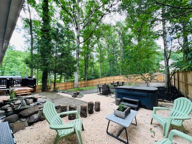 Mountain Lake Retreat - Hot Tub, Lake, Fire Pit, Wineries, Restaurant ハーパーズ・フェリー エクステリア 写真