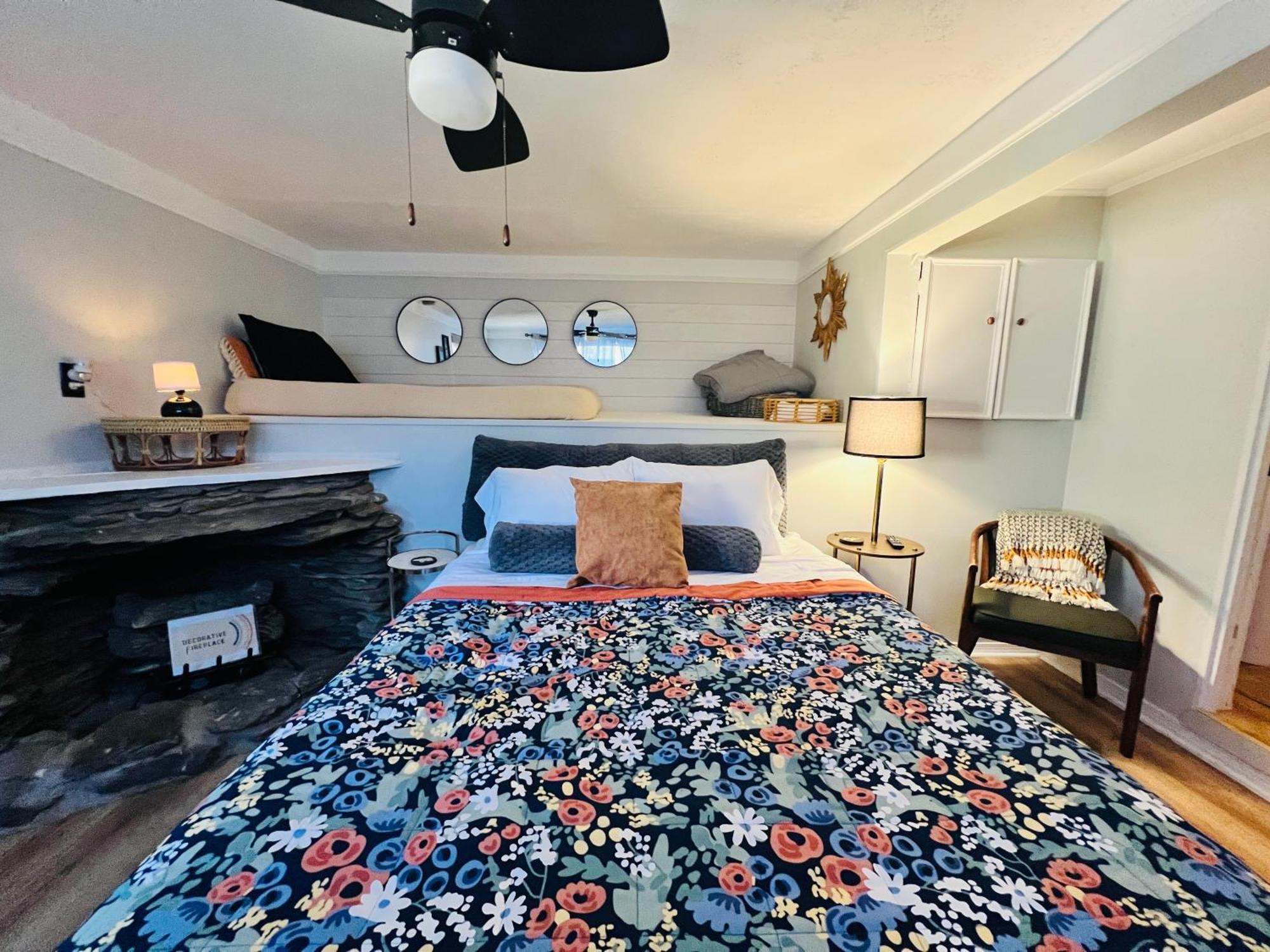 Mountain Lake Retreat - Hot Tub, Lake, Fire Pit, Wineries, Restaurant ハーパーズ・フェリー エクステリア 写真